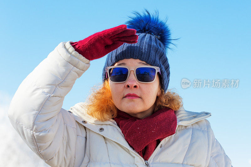 雪中微笑女人的肖像