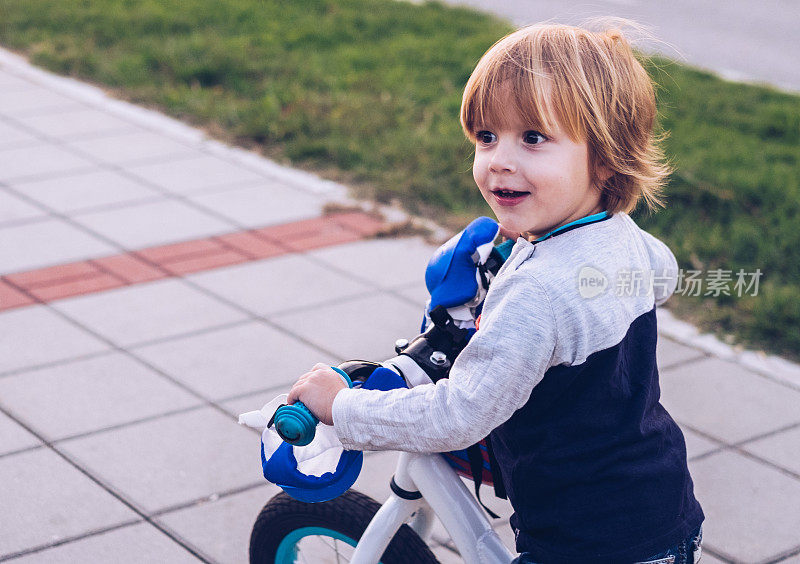 骑自行车的可爱男孩