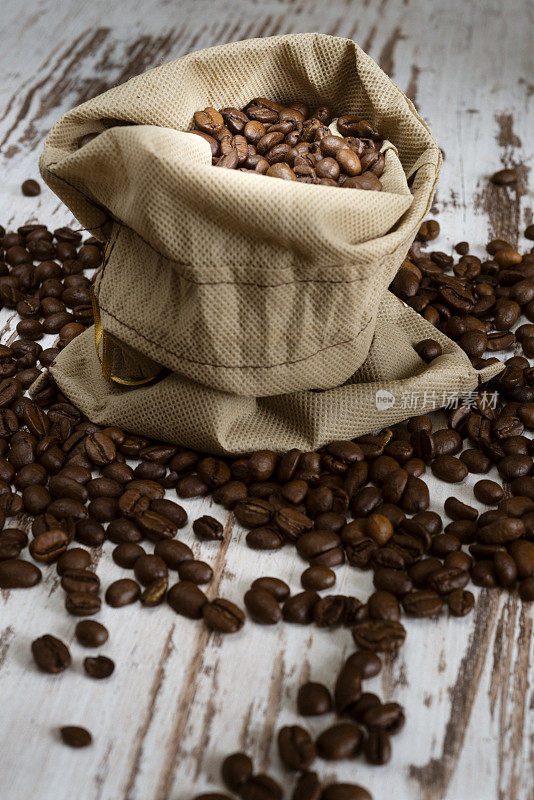粗麻袋里的咖啡豆