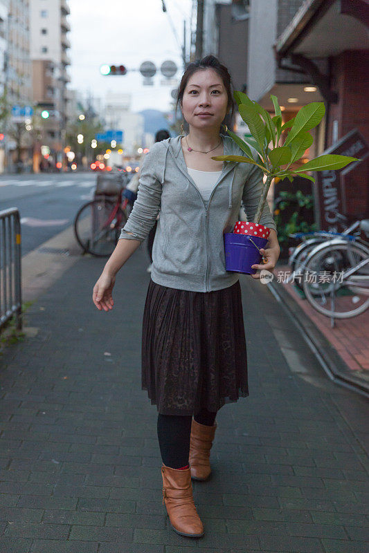 女人带着植物