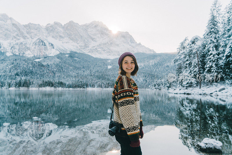 女人在享受阿尔卑斯山Eibsee湖的风景