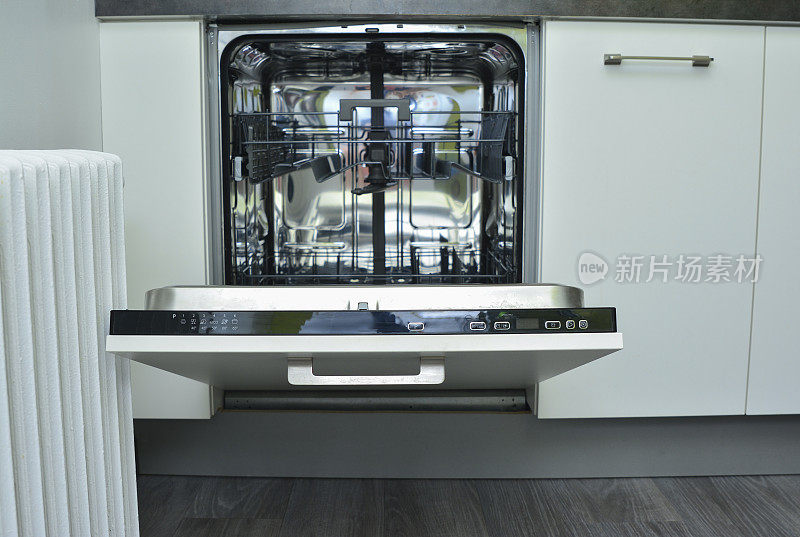 现代化的白色洗碗机，带有一个开放式的门