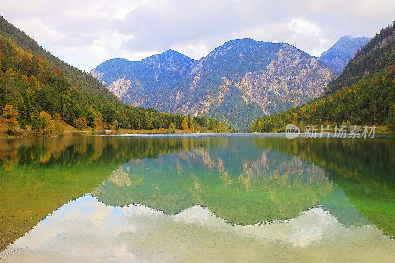 日落时的普兰斯湖-田园般的巴伐利亚和蒂罗尔阿尔卑斯-奥地利和德国边境
