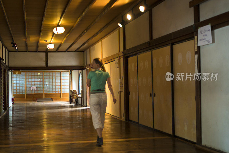 女游客在Chion的走廊里行走。日本京都的寺