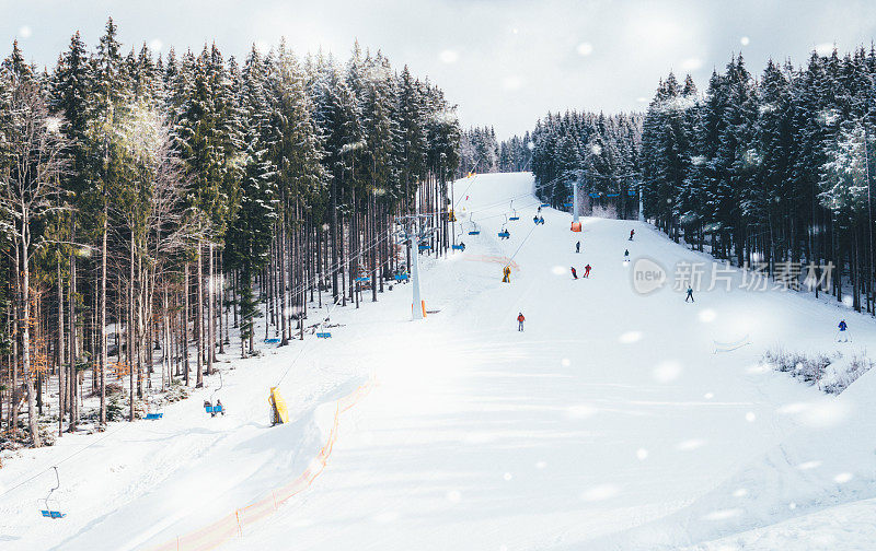 在山里过寒假。喀尔巴阡山脉斜坡上的滑雪坡道