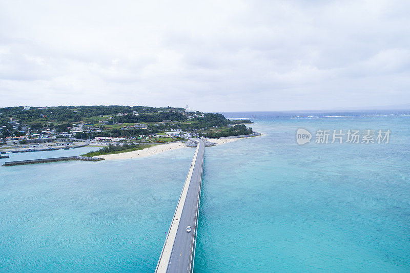 一座横跨大海的桥。