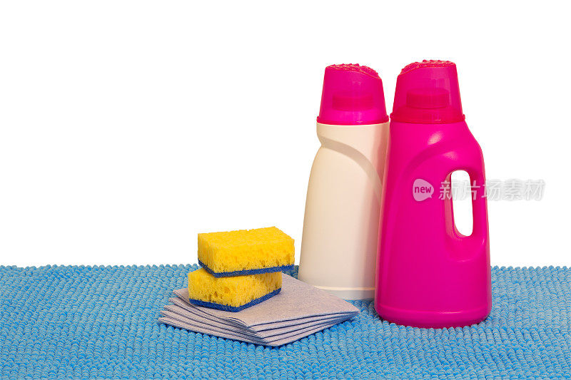 多色塑料容器的家庭化学品，清洁产品的家庭使用。孤立的,白色背景。