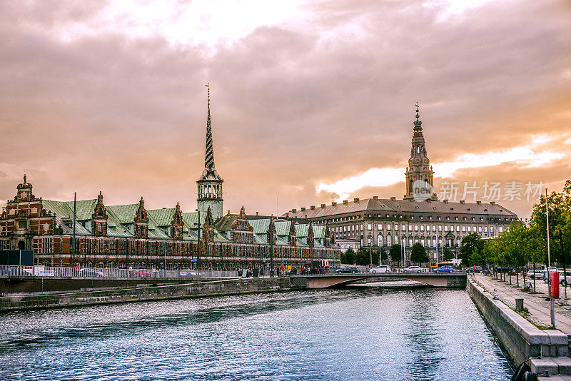 美丽的哥本哈根运河和日落时的证券交易所大楼