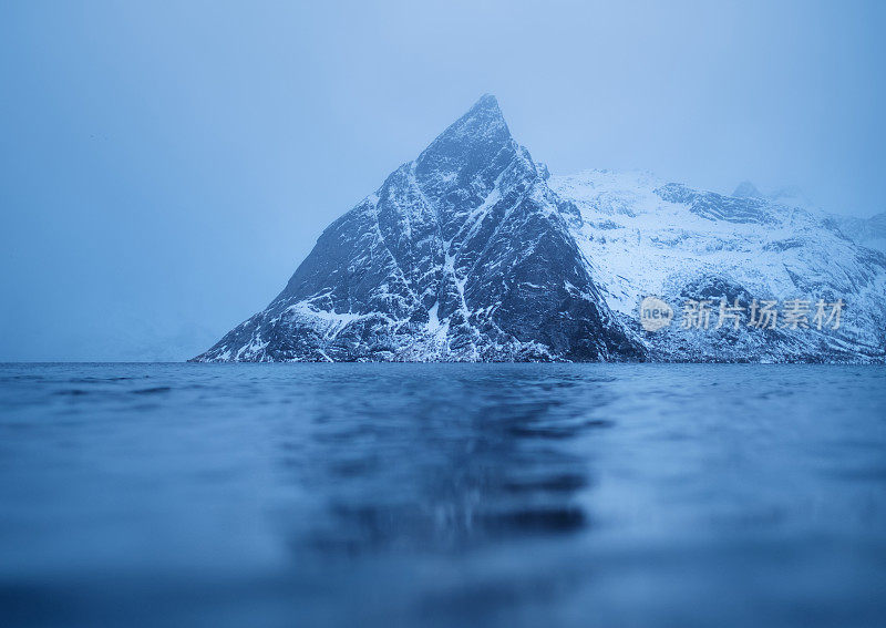 群山映照在水面上。挪威美丽的自然景观