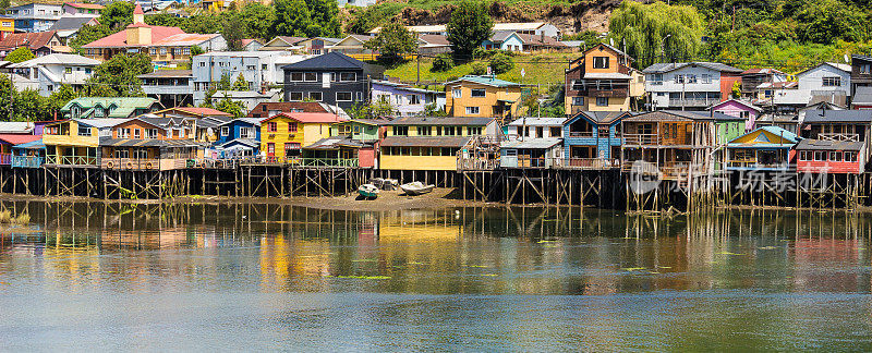 卡斯特罗岛上的帕拉菲托斯全景图Chiloé，智利