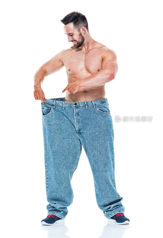 节食-男人显示他的体重减轻了多少
