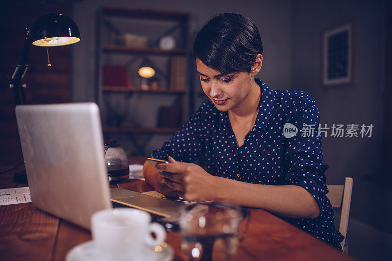 漂亮的年轻女子使用电话