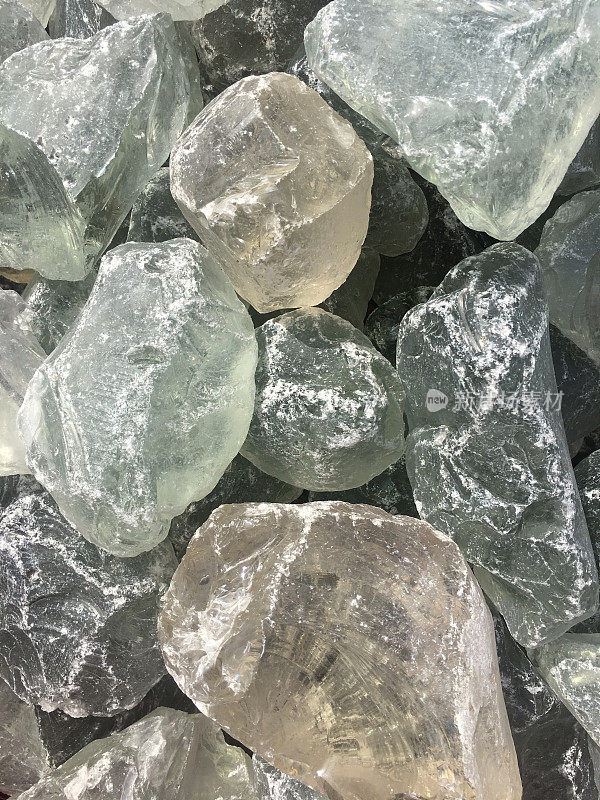 未经处理的天然绿色玻璃岩石的特写
