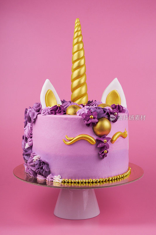 粉红奶油蛋糕独角兽和鲜花是女孩的生日礼物