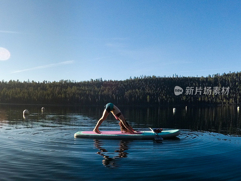 瑜伽和平衡在太浩湖，翡翠湾，加利福尼亚