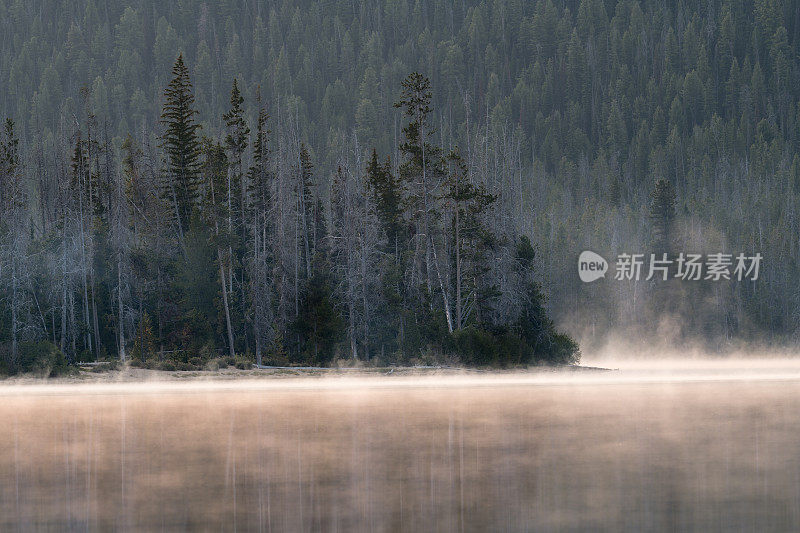 清晨日出前，山间的湖面上雾气散去