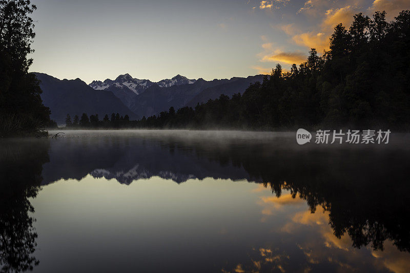 马西森湖自然全景在日出，新西兰