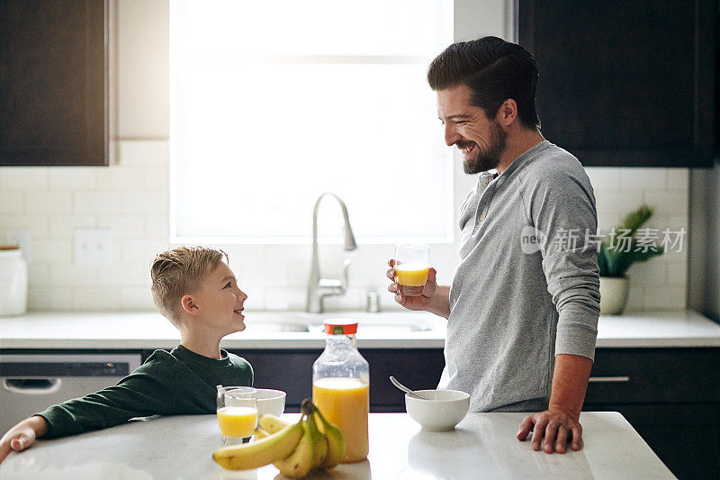 确保他儿子吃健康的早餐
