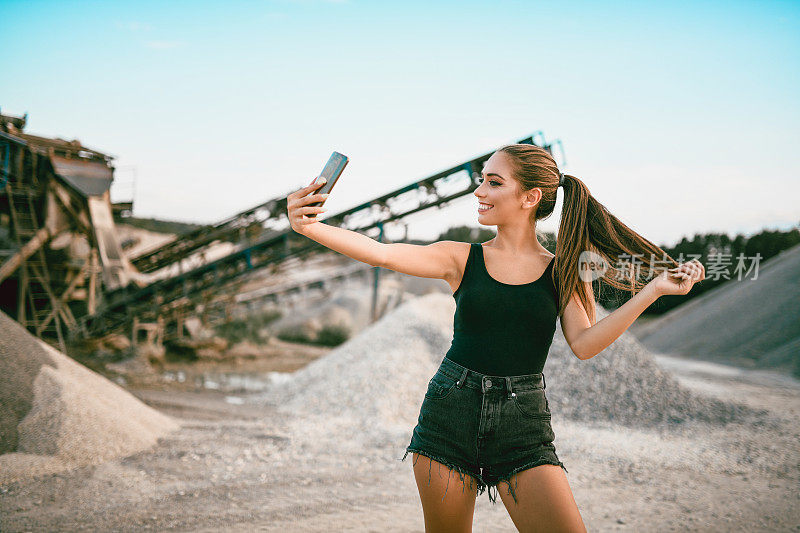 美丽微笑的女性在建筑工地自拍