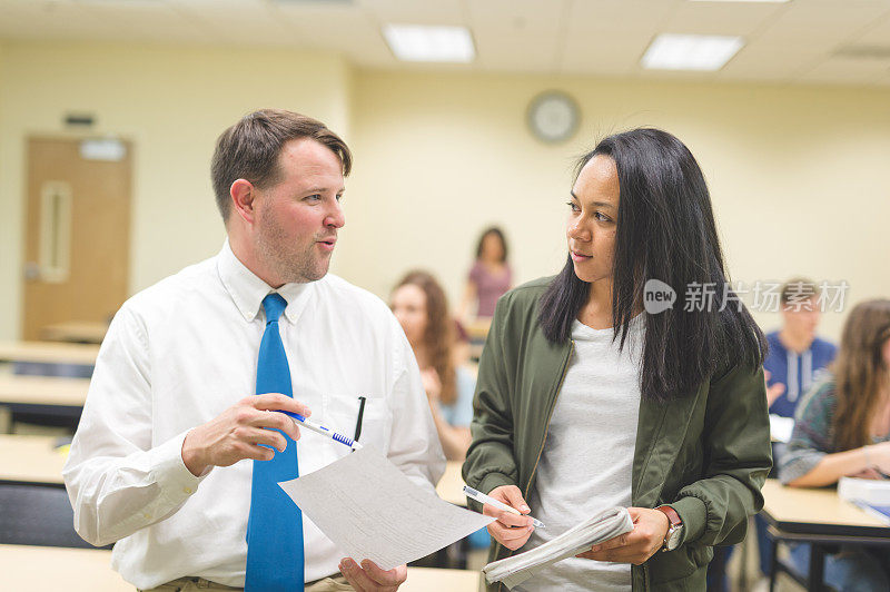 一位大学老师在教室里和他的一个学生谈话