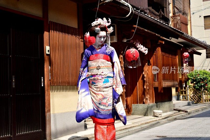 穿着舞子服装的日本女人走在京都祗园街