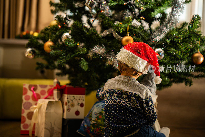 后视镜小男孩在圣诞树旁等圣诞老人
