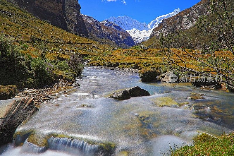 长时间曝光:模糊的河流在拉卡山谷:奥夏帕尔卡和兰拉帕尔卡，科迪勒拉布兰卡-秘鲁