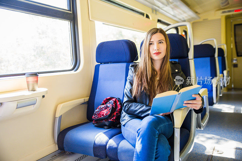 坐火车旅行，读一本书。