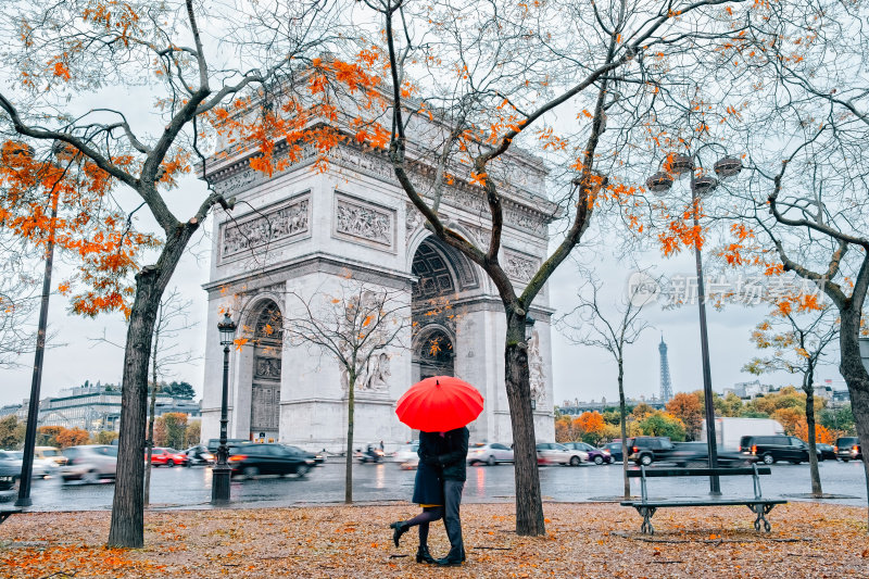 一对情侣在雨中撑伞
