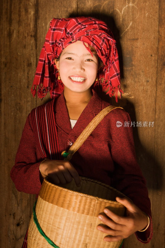 茵莱湖附近的缅甸妇女肖像