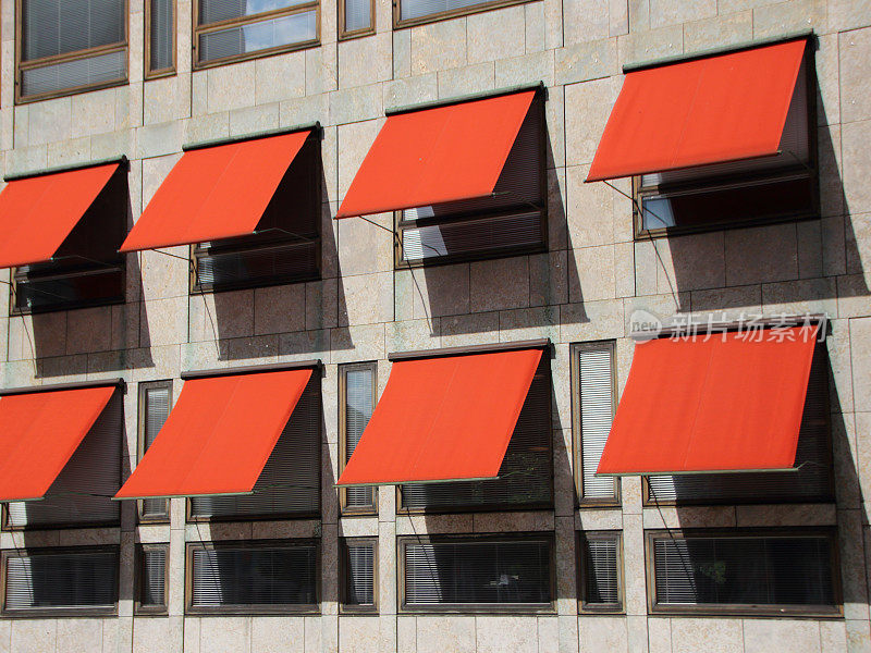 带红色遮阳板的现代建筑透视