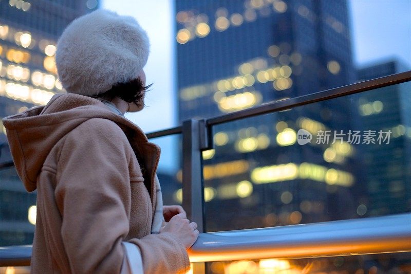 美丽的女人在东京享受灯饰