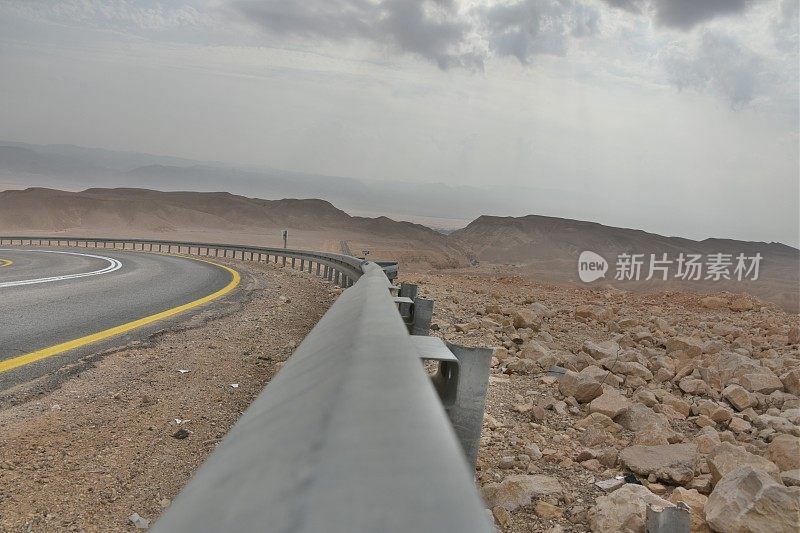 有安全栏杆的蜿蜒道路