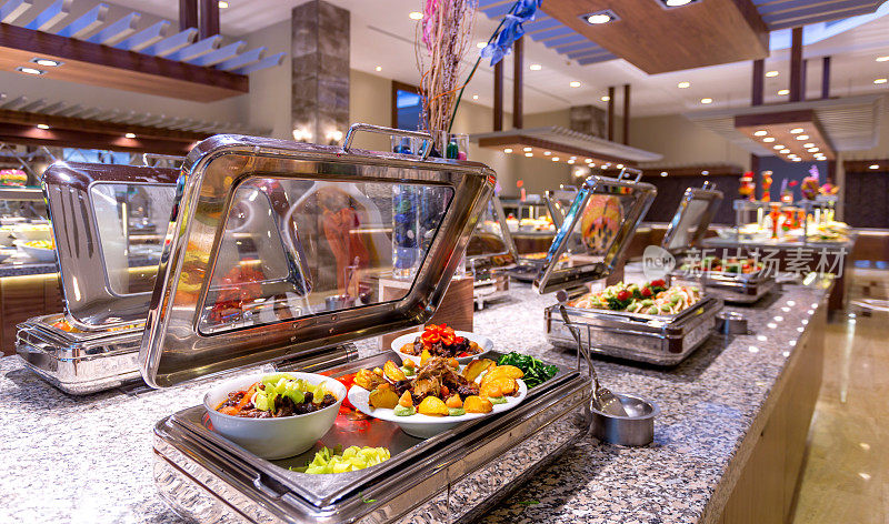 在自助餐餐