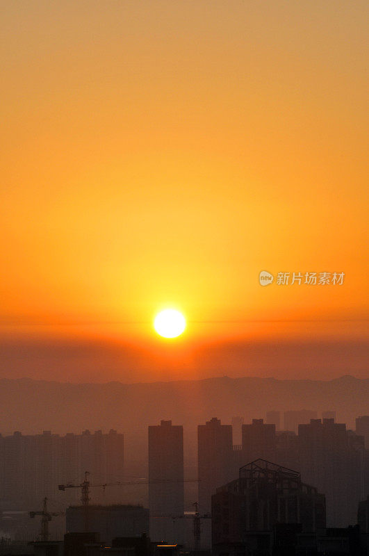 耀眼的太阳在金色的天空