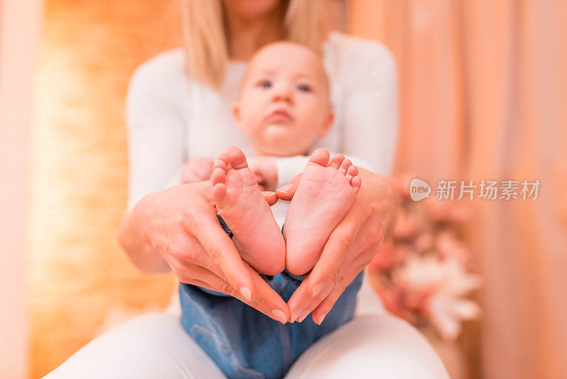 抱着婴儿脚的女人