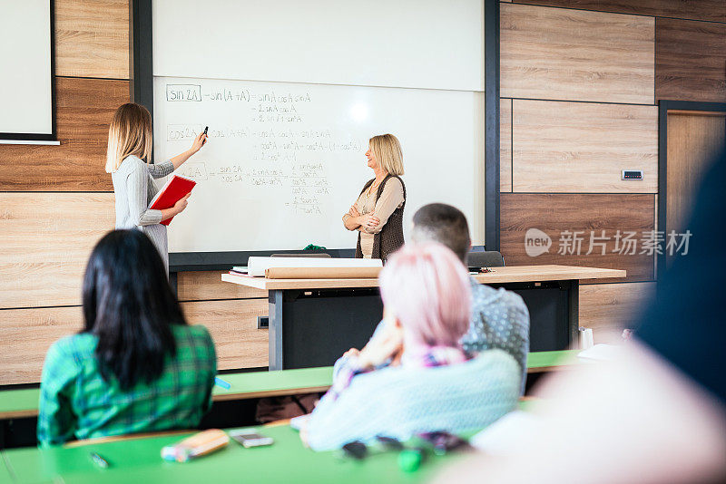 大学里的数学教授和学生