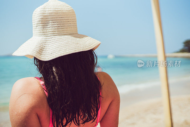 年轻女子在海滩上晒日光浴