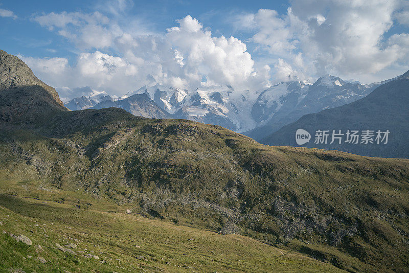 美丽的山区风景在瑞士阿尔卑斯山在格劳宾登广东