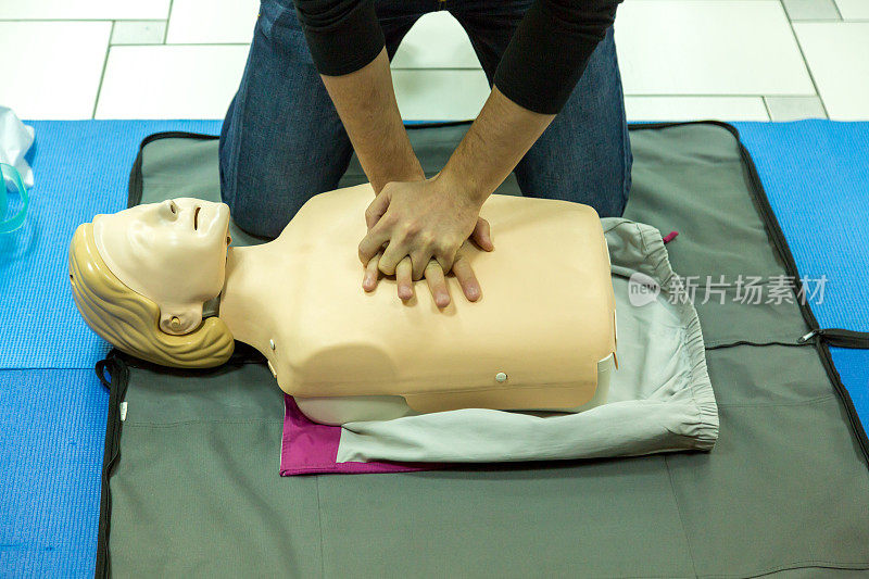 在急救课上对假人使用CPR技术