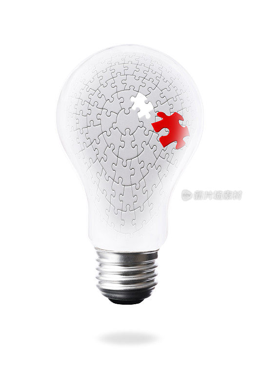 灯泡里面的拼图漂浮在白色的背景上