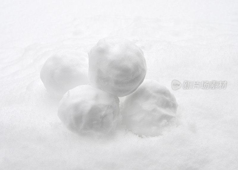 新雪中的雪球