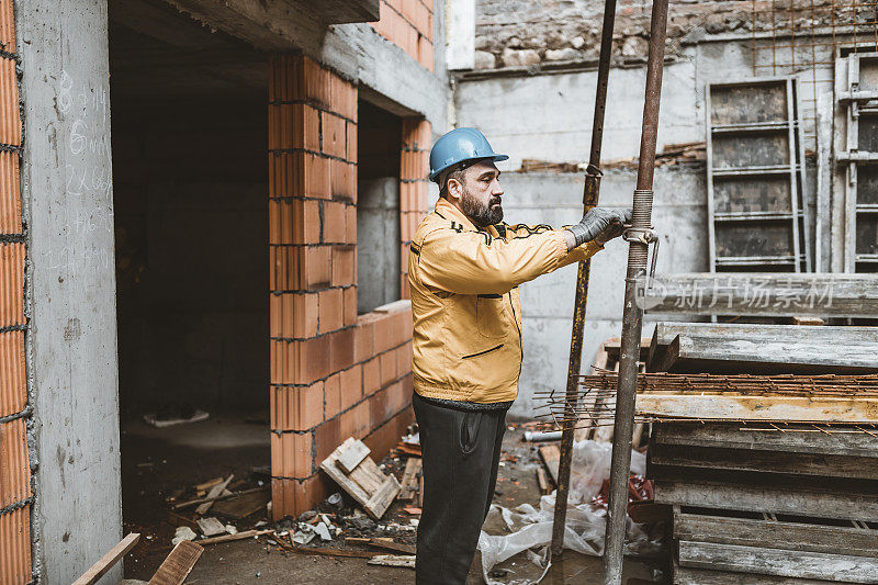 建筑工地上的建筑工人