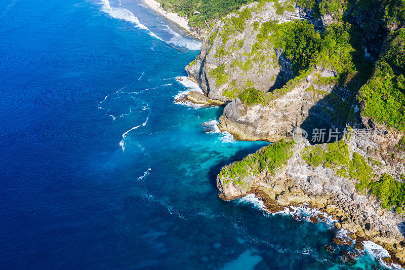 蓝色的海洋和悬崖。从上面看巴厘岛海岸。空中无人机拍摄。