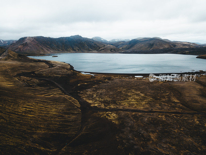 鸟瞰图在冰岛高地火山口美丽的湖