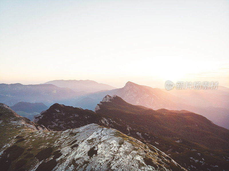 从山顶看日出的美景