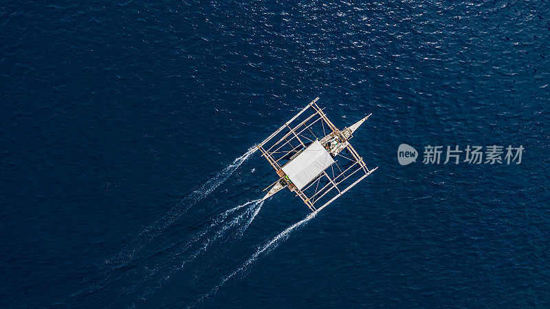 鸟瞰菲律宾船只漂浮在清澈的蓝色水域上，Oslob是一个深蓝色的海洋，有许多当地的菲律宾船只，Oslob，宿务，菲律宾。