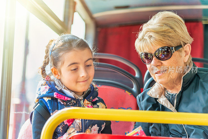 爷爷奶奶的爱。奶奶和孙女在一个阳光明媚的日子乘公共汽车去游览这座城市