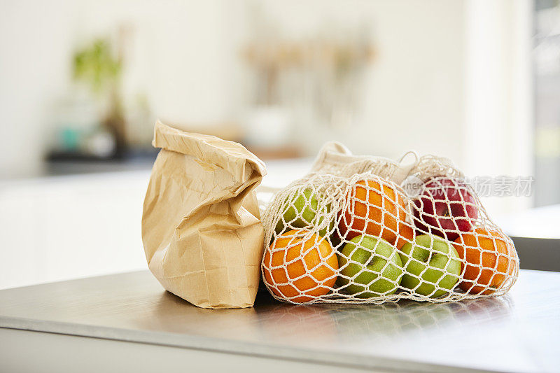 厨房岛上的水果和纸袋的特写