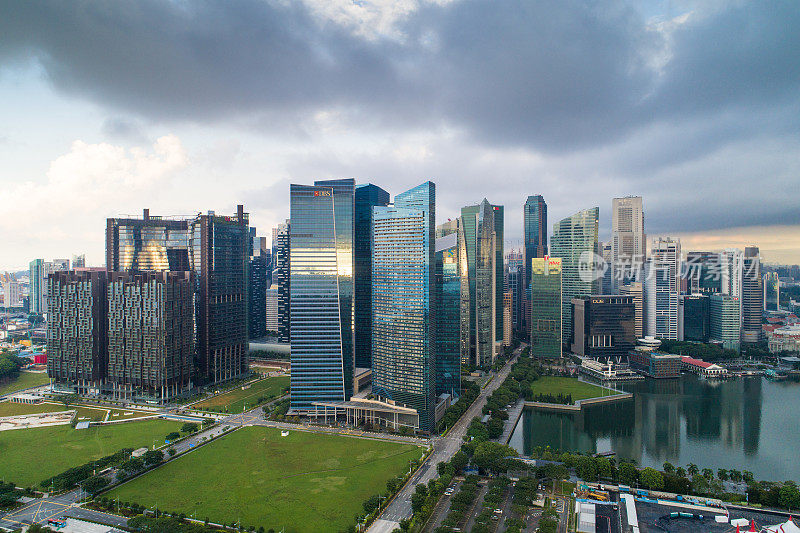 鸟瞰图新加坡天际线和滨海湾全景，码头是新加坡的经济中心，这里有新加坡中心的所有建筑